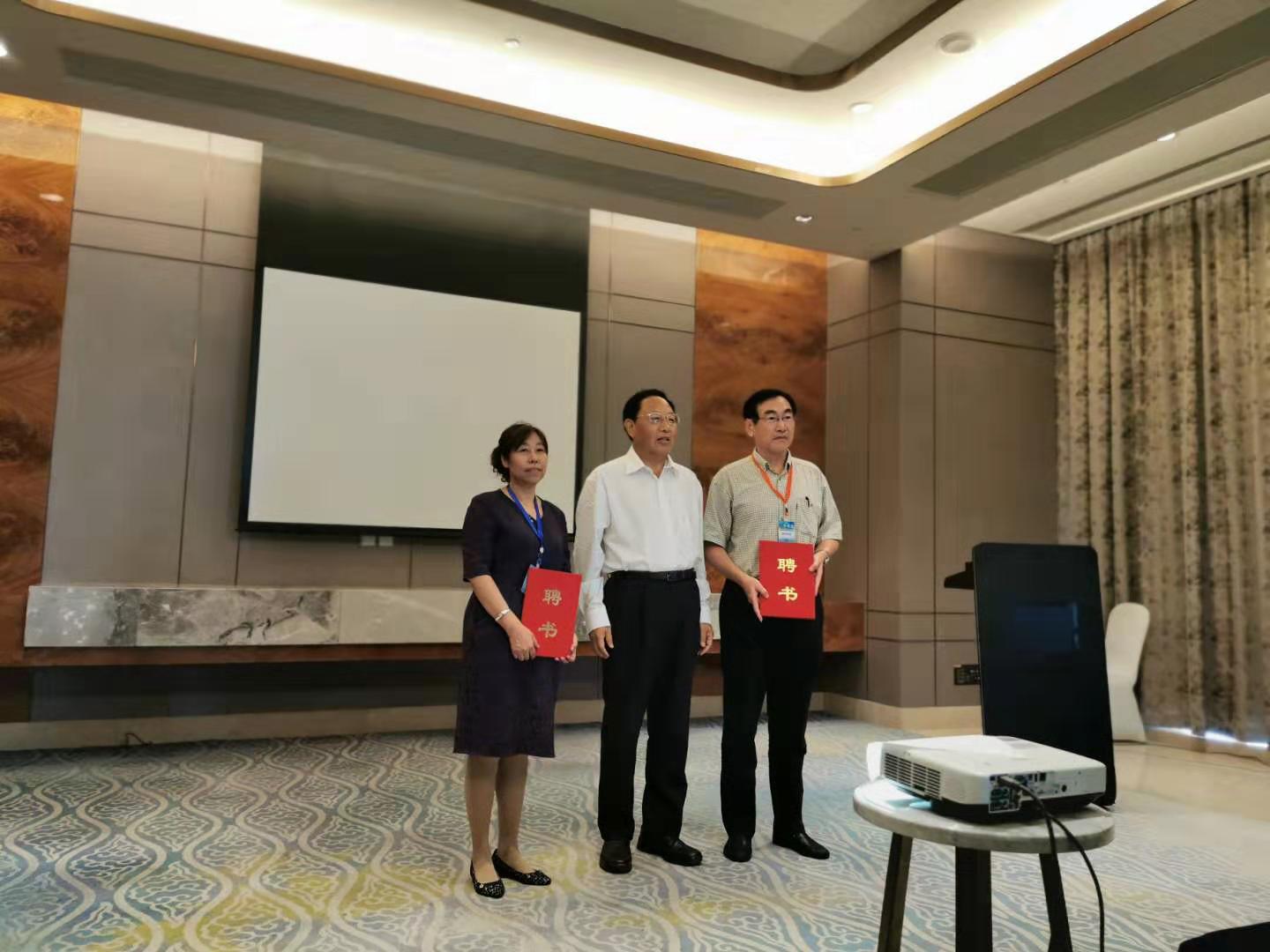 劉維林會(huì)長為新當(dāng)選的主任委員、總干事頒發(fā)聘書.jpg